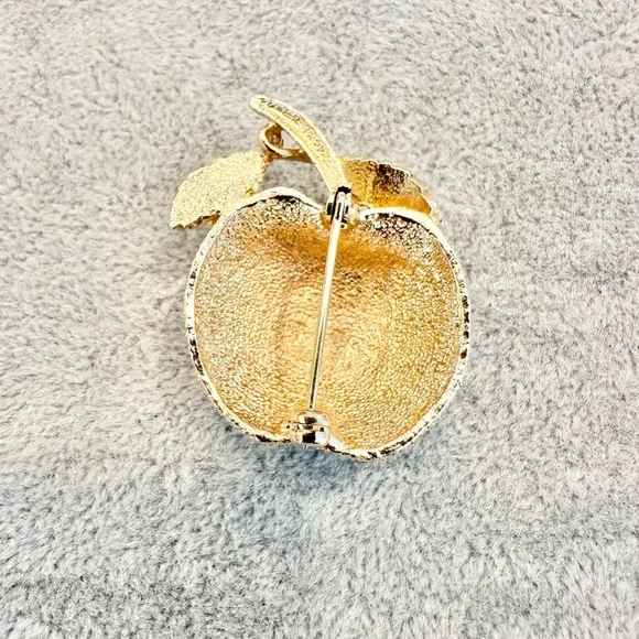 Vintage Gold Tome Sparkly Diamond Cut Textured Apple Brooch Pin - Picture 5 of 6